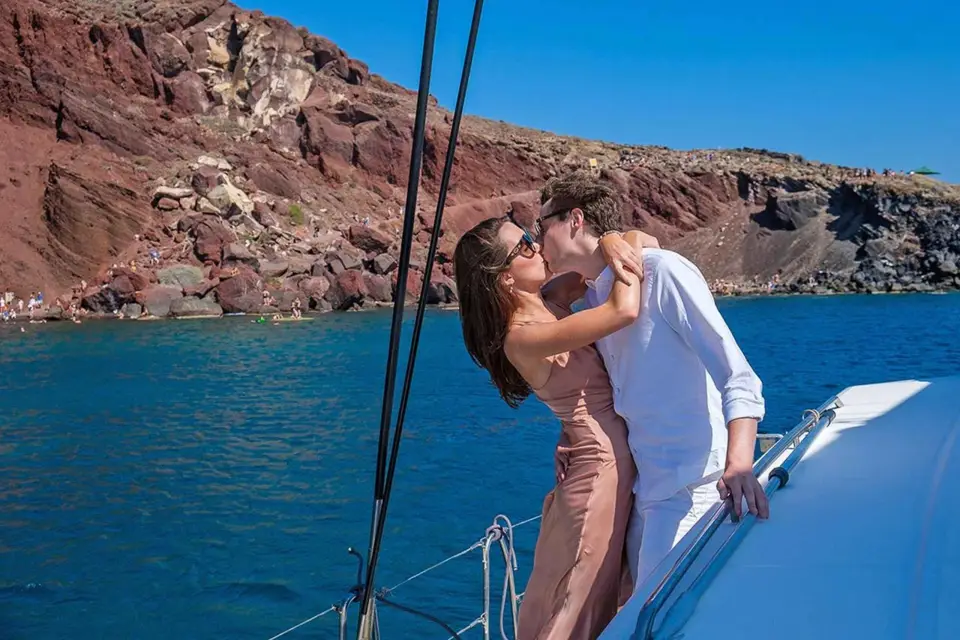 Santorini: Crucero en catamarán con barbacoa y bebidas