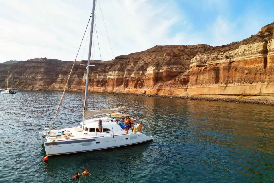 Santorini: Crucero en catamarán con barbacoa griega y bebidas