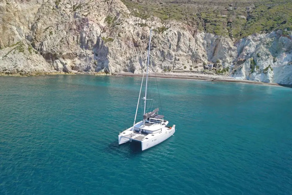Santorini: Crucero en Catamarán por la Caldera con Comida y Bebidas