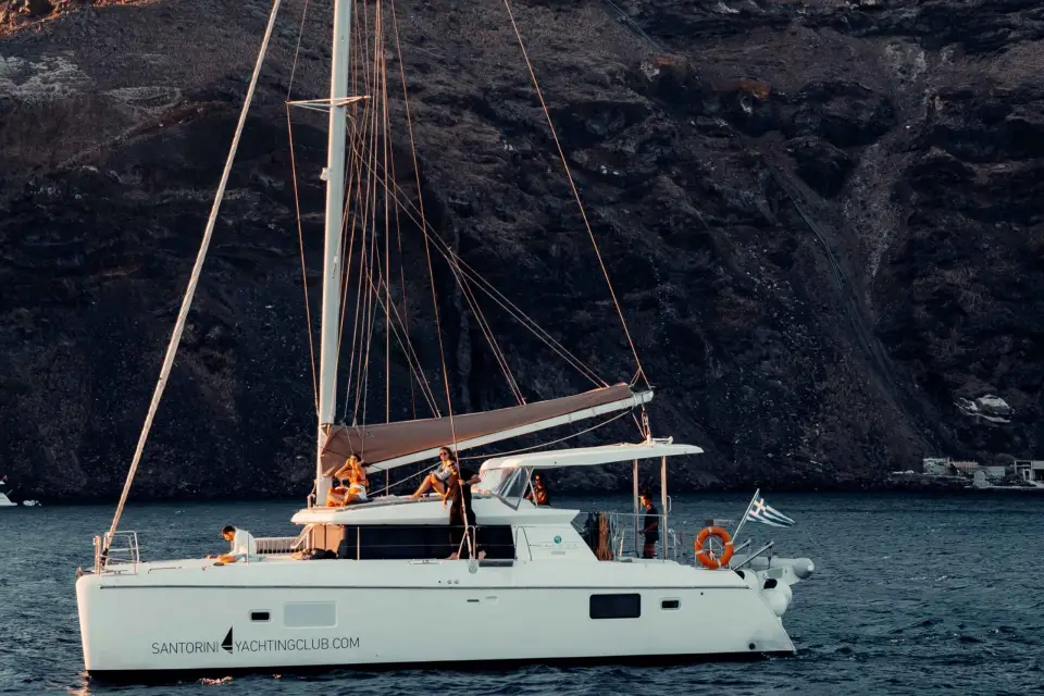 Santorini: Crucero en Catamarán por la Caldera con Comida y Bebidas
