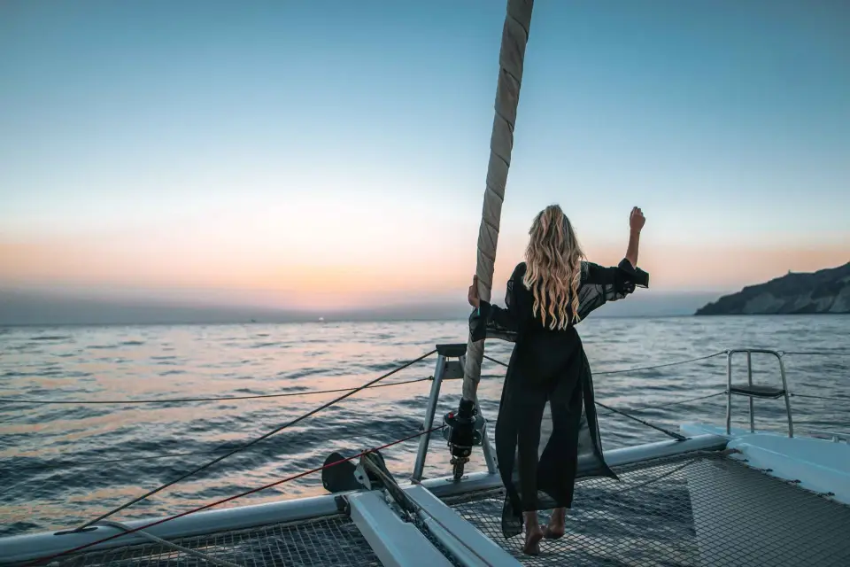Santorini: Crucero en catamarán con comida y barra libre