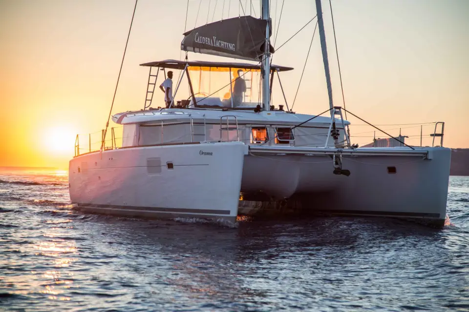 Santorini: Crucero en catamarán con todo incluido y baño en aguas termales