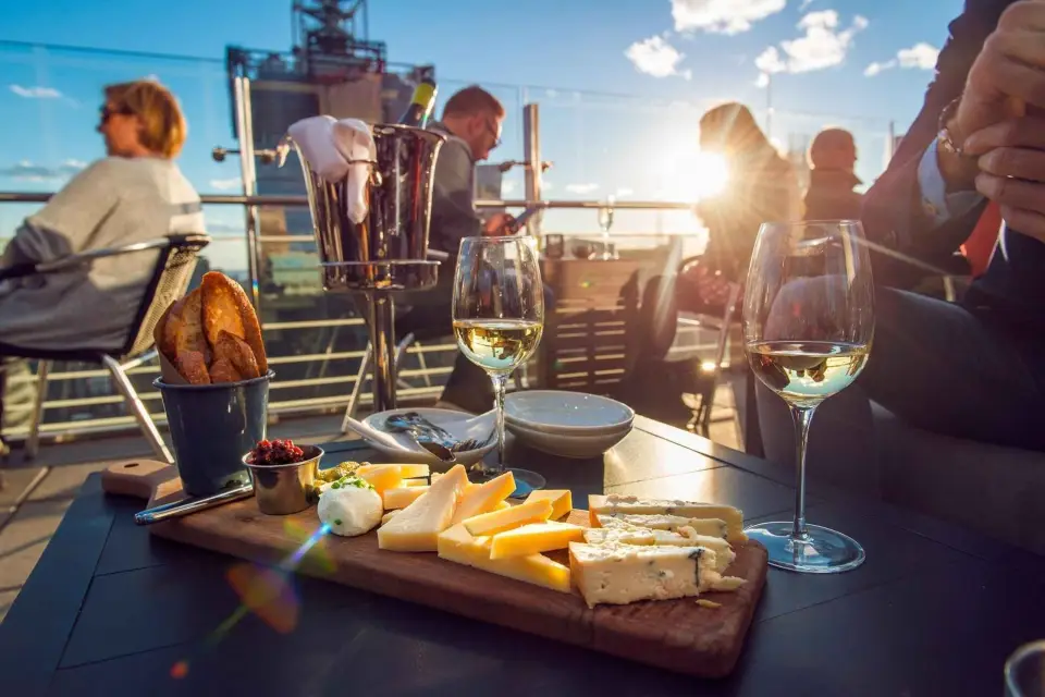 Santorini: Crucero con Cena al Atardecer por el Volcán y las Aguas Termales