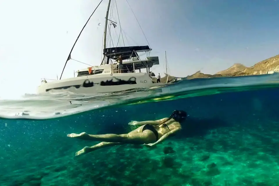 Santorini: Crucero clásico en catamarán con comida y barra libre