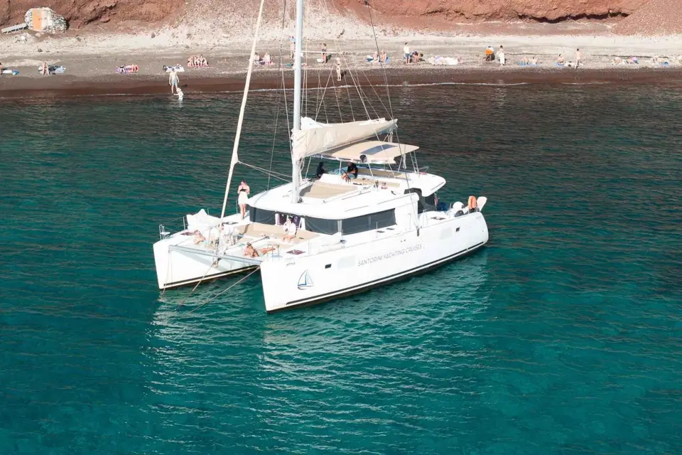 Crucero de un día en catamarán por Santorini: Almuerzo, Bebidas y Traslados