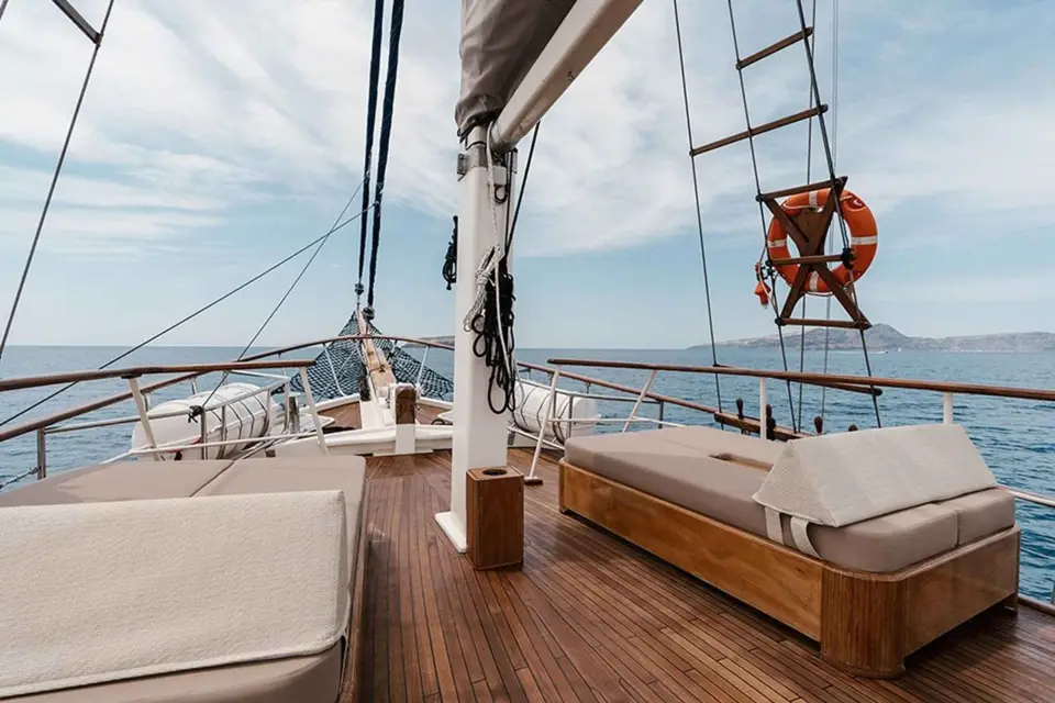 Crucero de un día en la Goleta de Lujo Adonis por Santorini