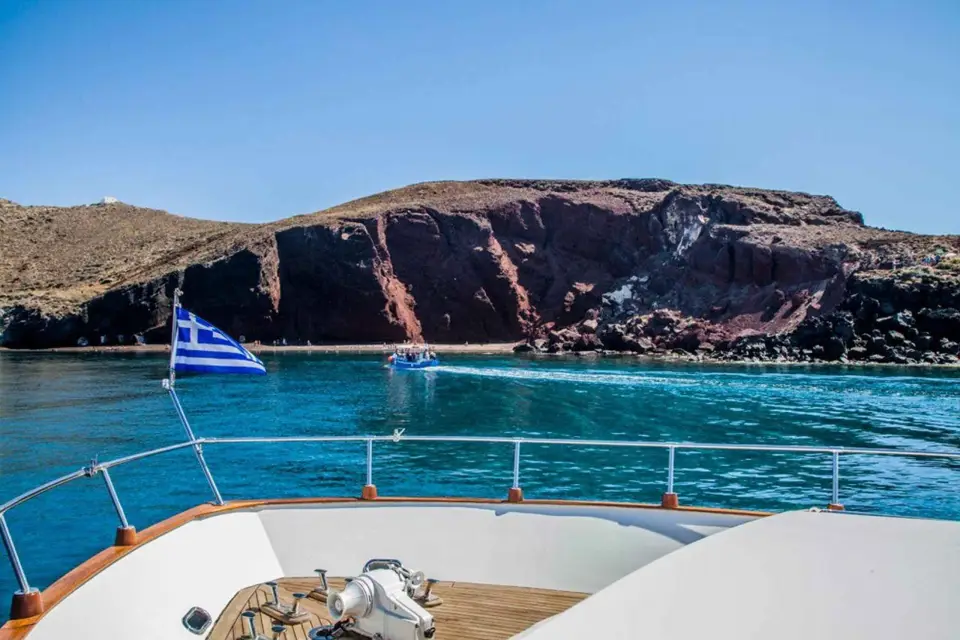 Santorini: Crucero de un día en yate a motor con almuerzo de 5 platos