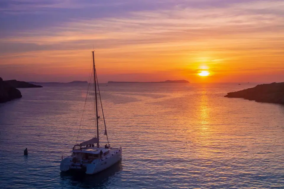Santorini: Crucero de lujo al atardecer con cena, barbacoa y bebidas