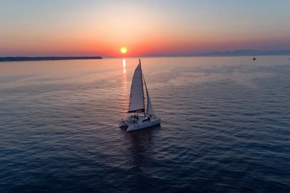 Santorini: Crucero de lujo al atardecer con cena y barra libre