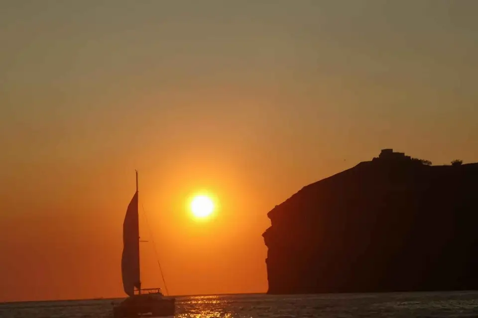 Crucero por Santorini con paradas para nadar y comida