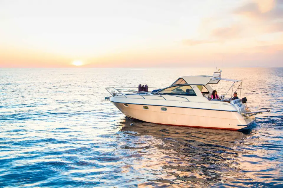 Santorini: Crucero privado al atardecer con barbacoa y bebidas