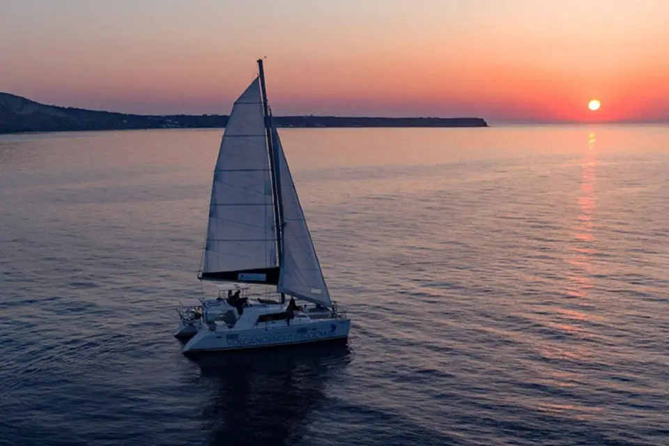 Santorini: Crucero privado al atardecer con cena y bebidas