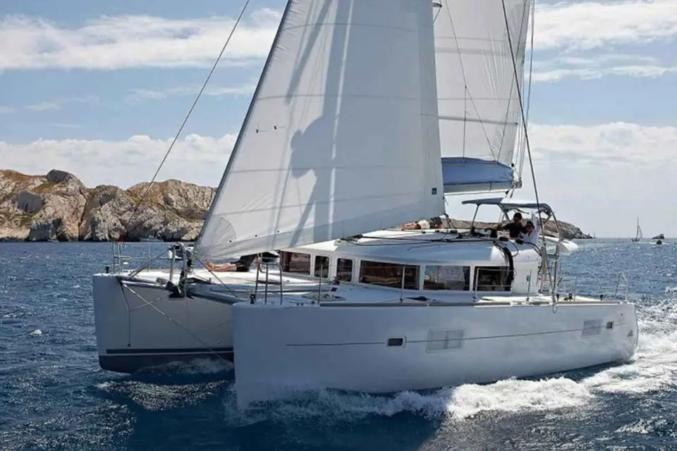 Santorini: Crucero privado por la Caldera con almuerzo y snorkel
