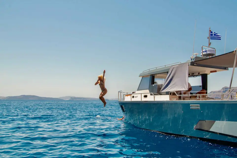 Santorini: Crucero privado por la Caldera en el Yate a Motor Diamante 36
