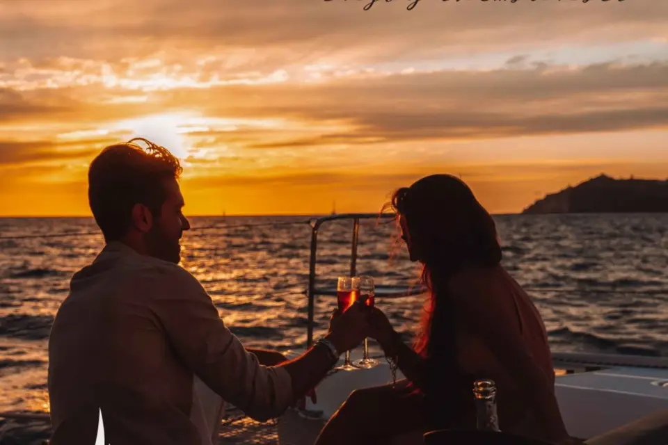 Santorini: Crucero privado en catamarán al atardecer con cena