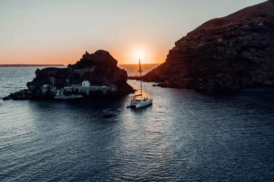 Santorini: Crucero Privado en Catamarán con Comida de Barbacoa y Bebidas