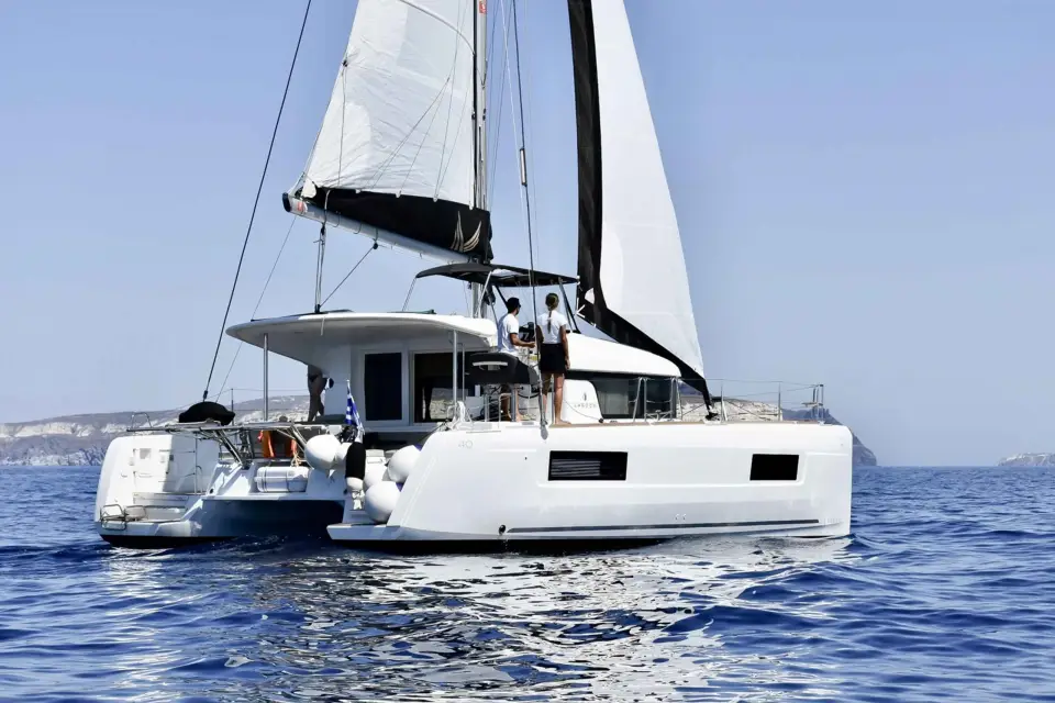 Santorini: Crucero privado en catamarán con todo incluido