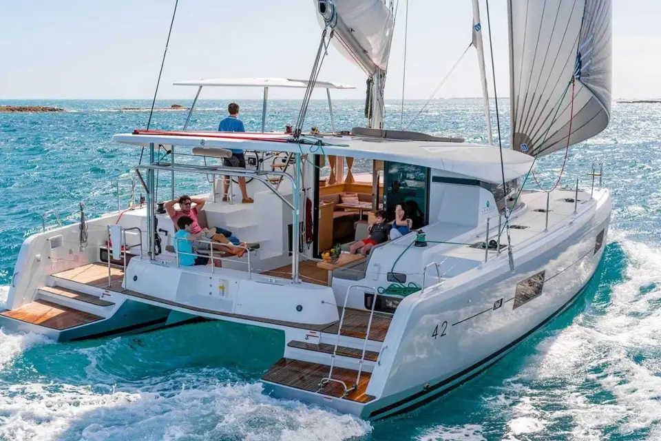 Santorini: Crucero privado en catamarán de lujo con comida griega