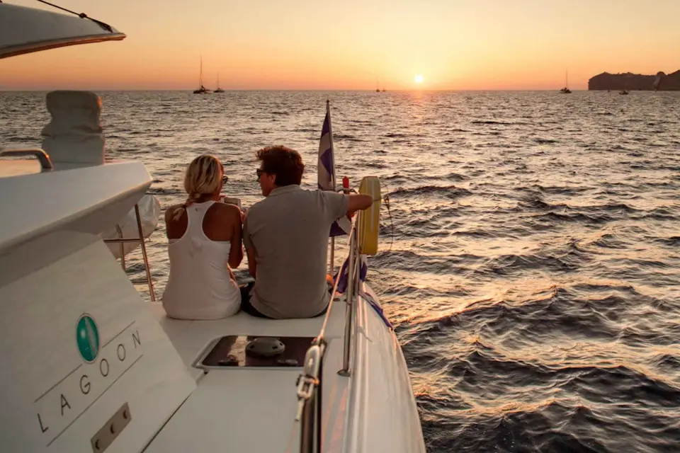 Santorini: Crucero privado en catamarán de lujo con todo incluido