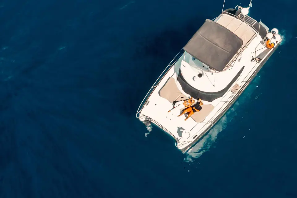 Santorini: Crucero Privado en Catamarán a Motor por la Caldera