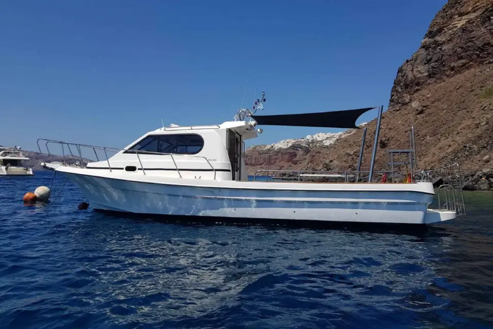 Santorini: crucero privado en lancha motora y caminata por el volcán