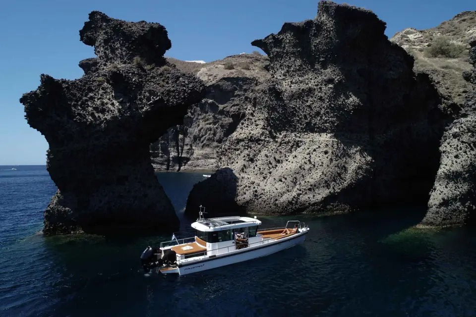 Santorini: Crucero Privado Personalizado con Comida y Bebidas
