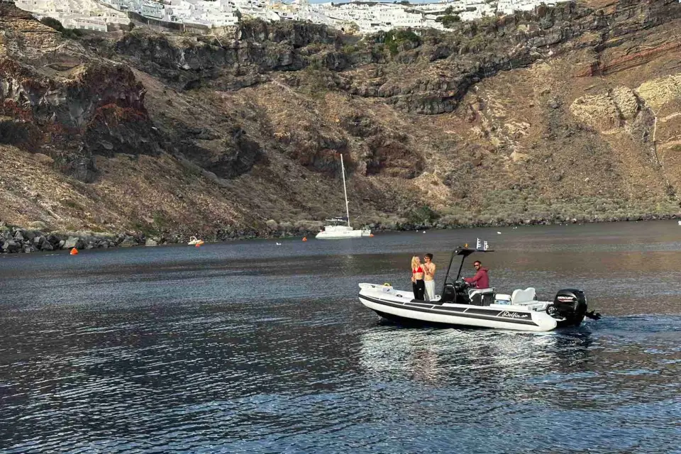 Santorini: Crucero privado en semirrígida con visita al Volcán y Thirassia