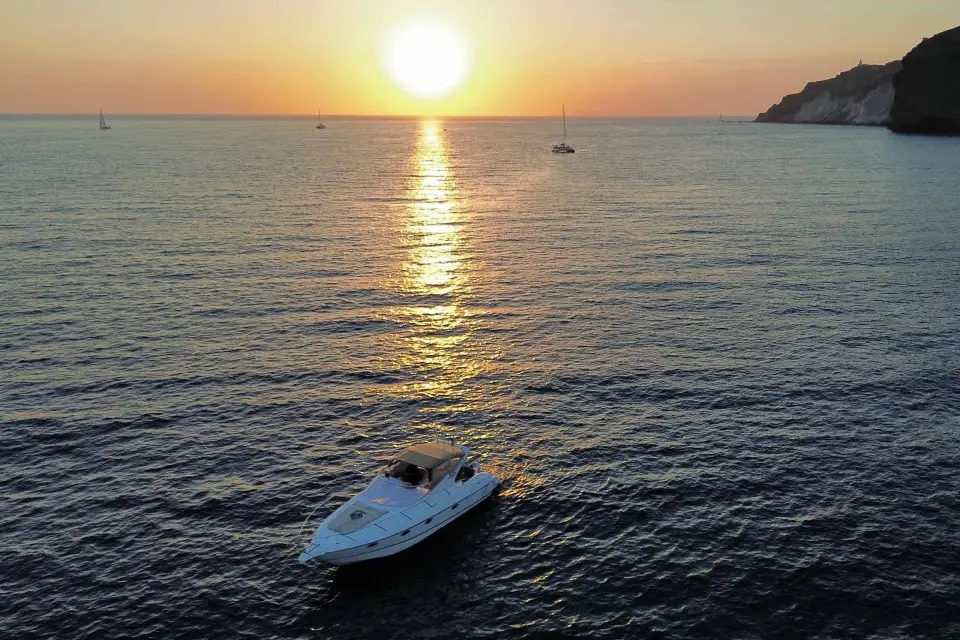 Santorini: Crucero privado en yate con barra libre y comida