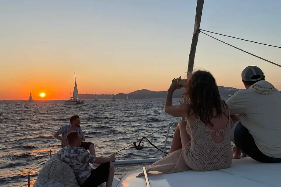 Santorini: Crucero en velero al atardecer, con cena y bebidas