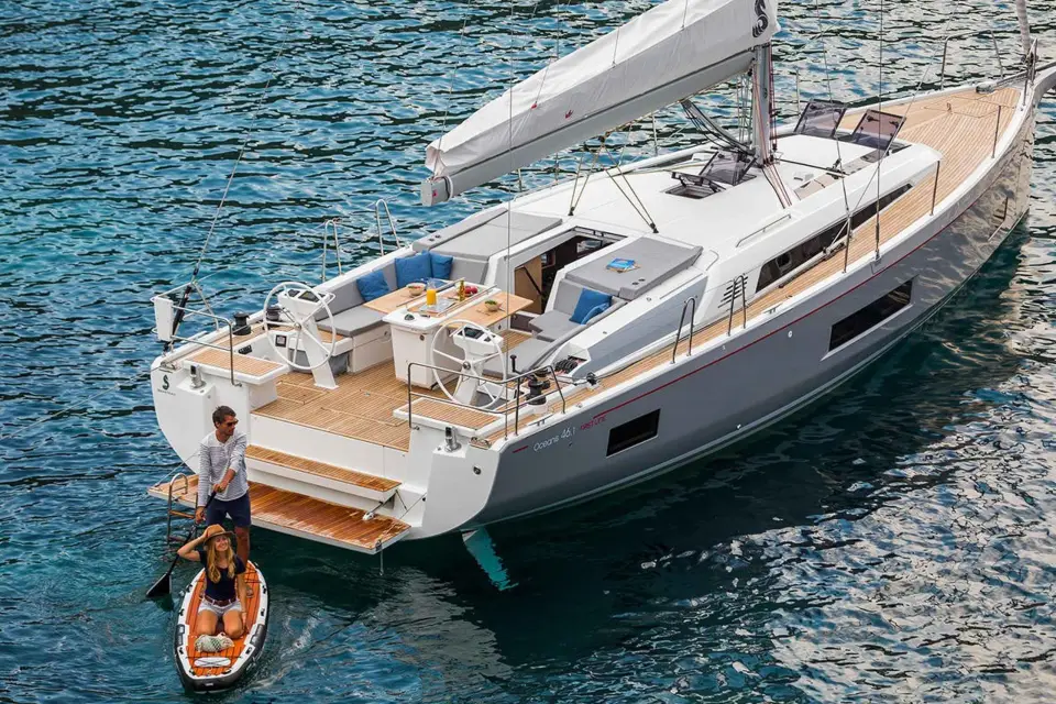 Santorini: Crucero en velero privado con paradas para comer y nadar