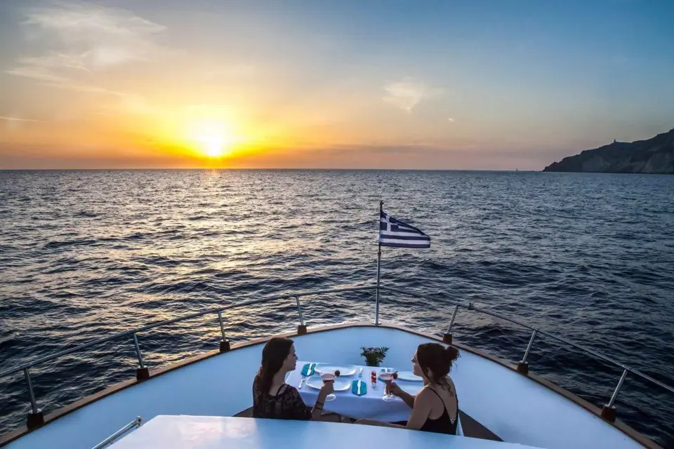 Santorini: Crucero en yate a motor al atardecer con cena de 5 platos