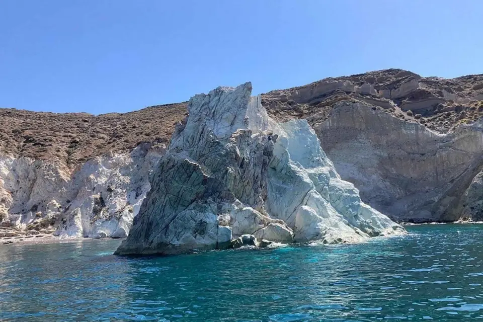 Santorini:Cruceros en catamarán por la isla volcánica.