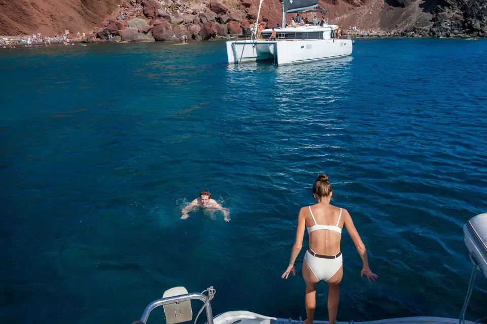 Santorini: Crucero en velero semiprivado hasta 15pax