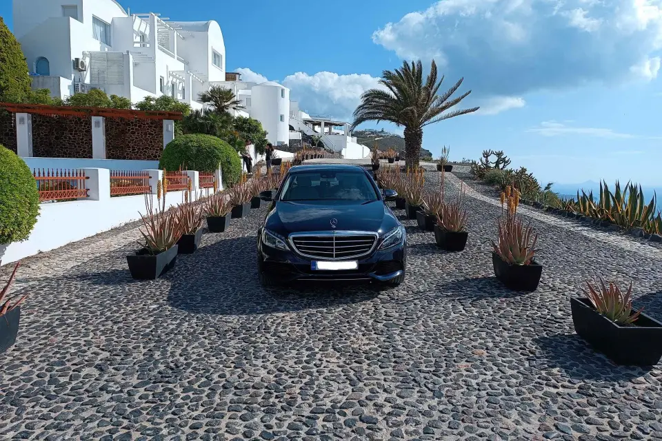 Santorini: Día completo de alquiler con conductor privado