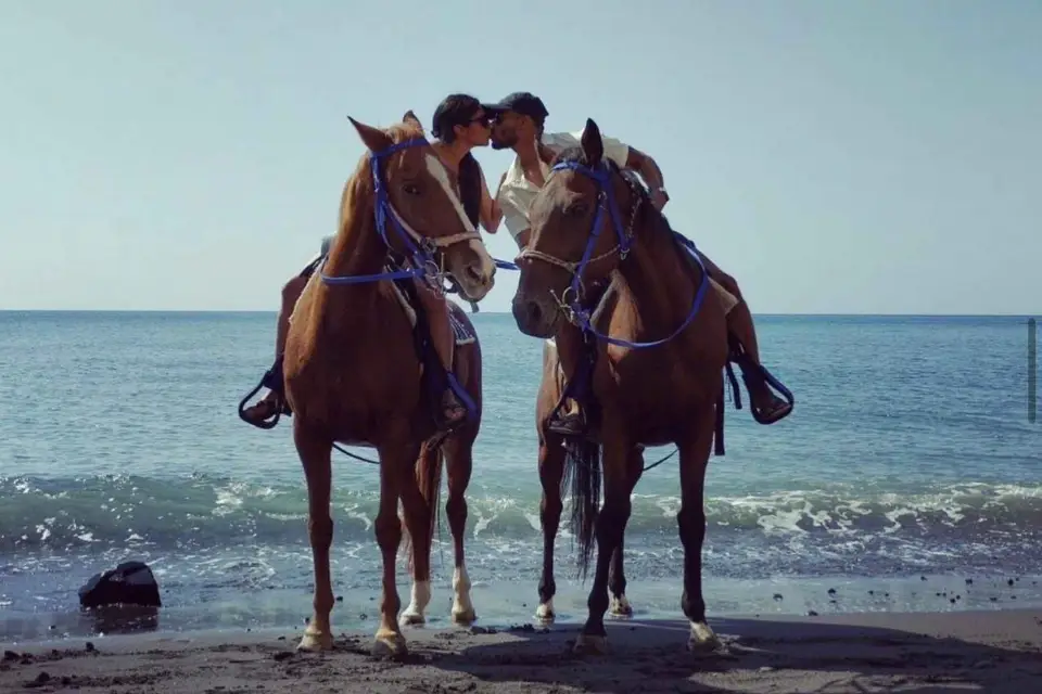 Día de diversión en Santorini: Paseos a caballo - Cata de vinos - Tapas