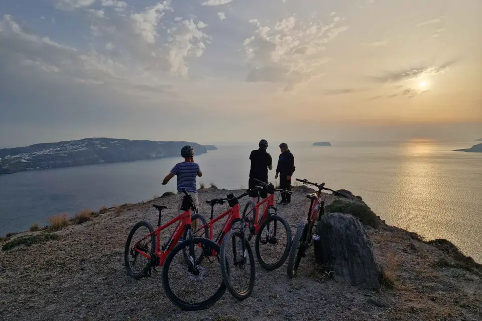Santorini: Excursión en bicicleta eléctrica al atardecer