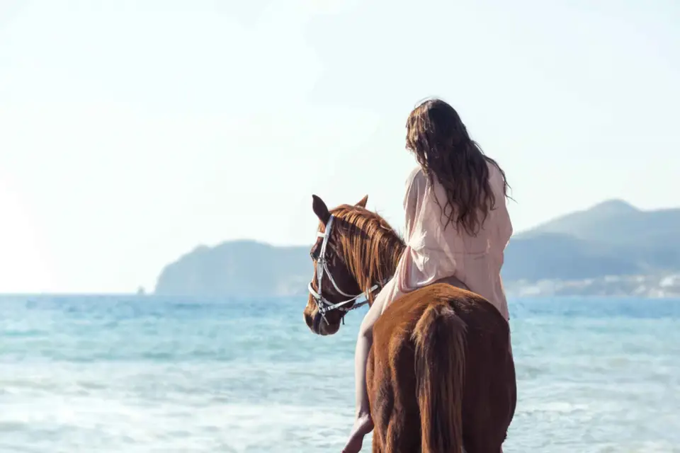 Santorini: Excursión a caballo a la Playa de Arena Negra