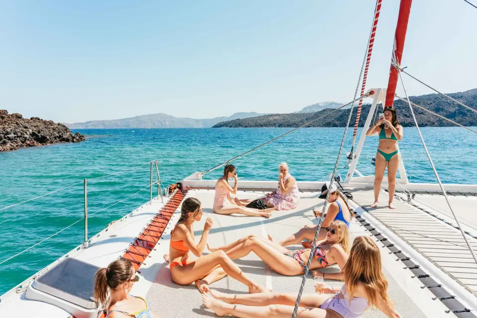 Santorini: Excursión en catamarán con cena barbacoa, bebidas y música