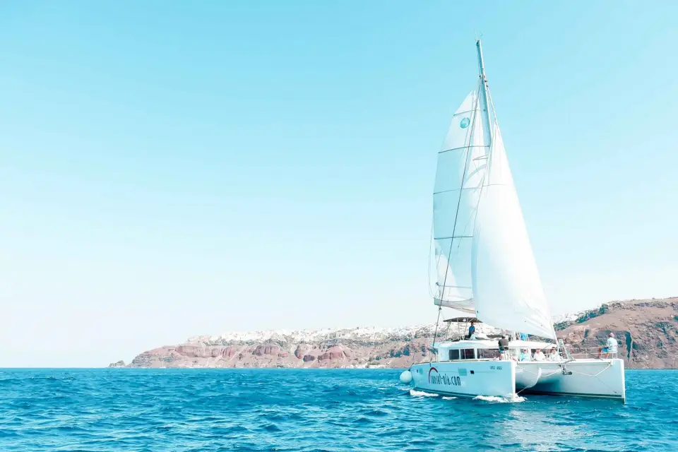 Santorini: Excursión en Catamarán con Comida en Barbacoa y Bebidas Ilimitadas