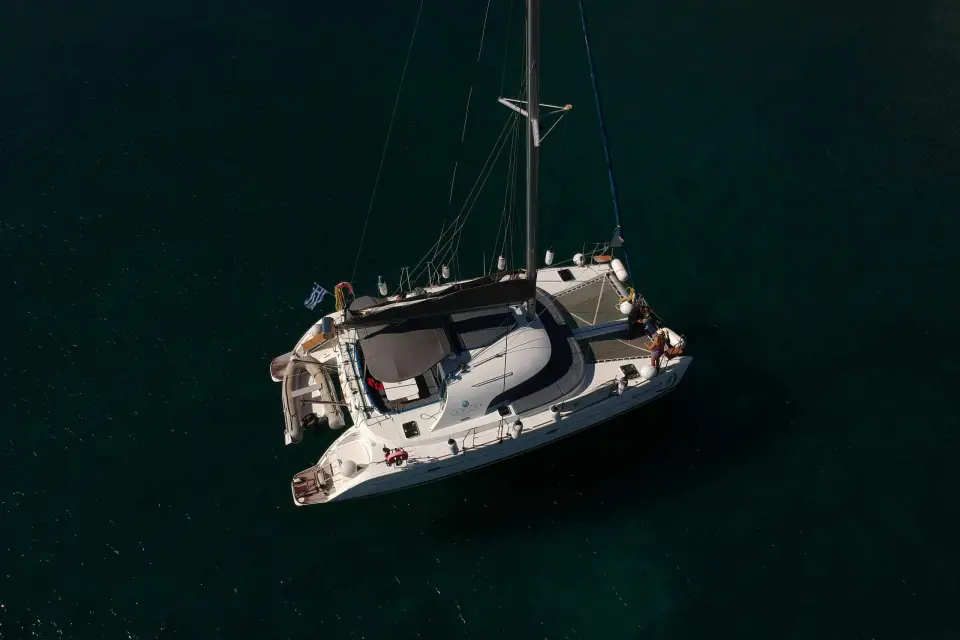 Santorini: Excursión de día completo en catamarán con comida y bebida
