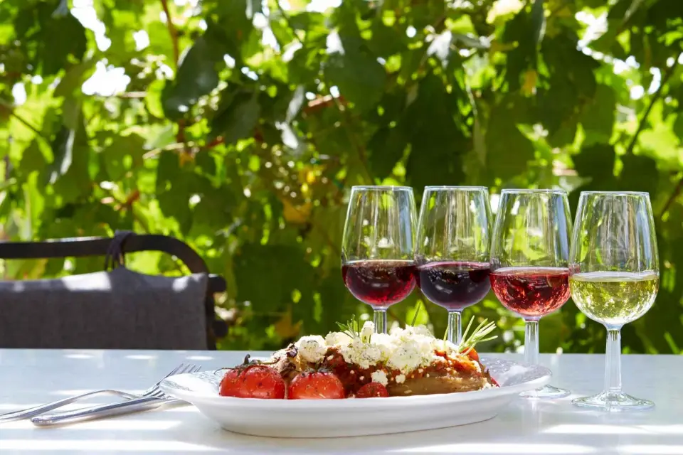 Excursión en grupo reducido a Santorini con cata de vinos y maridaje de comidas
