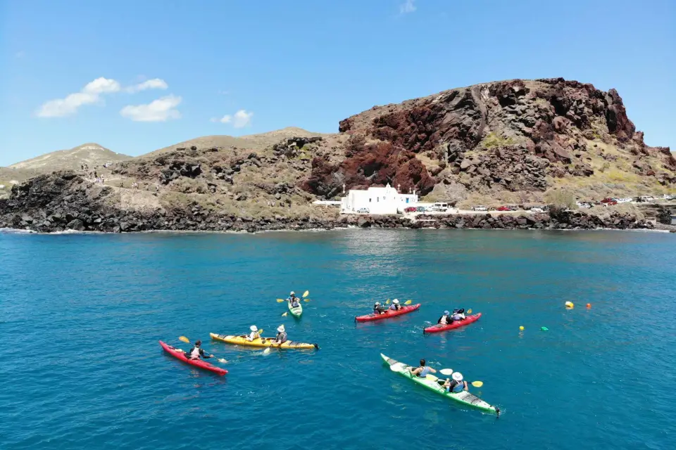 Santorini: Excursión en Kayak por el Mar del Sur con Cuevas Marinas y Picnic