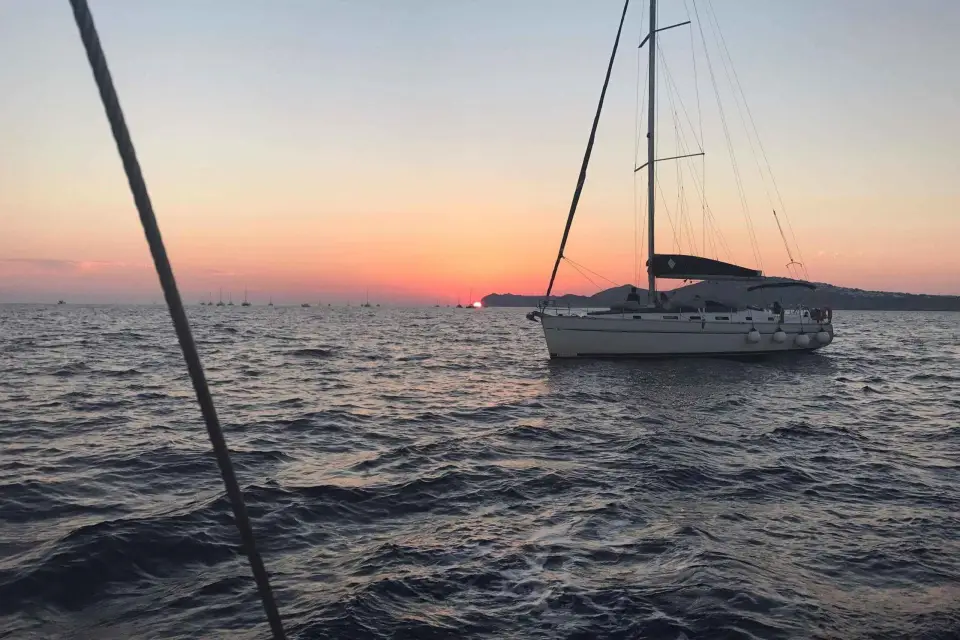 Santorini: Excursión privada de 5 horas en velero al atardecer con cena