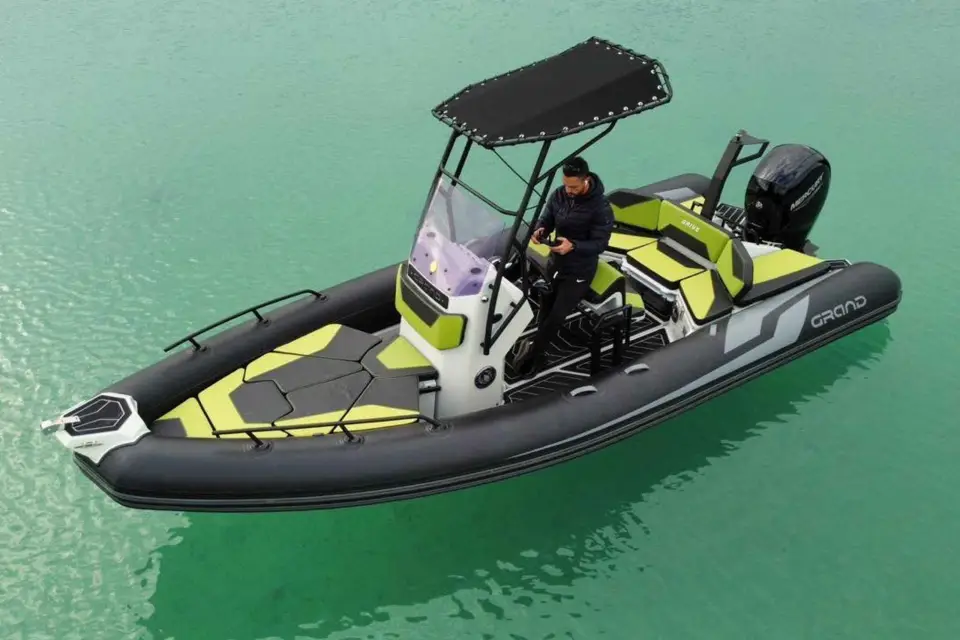 Excursión privada en barco con snorkel y cuevas marinas