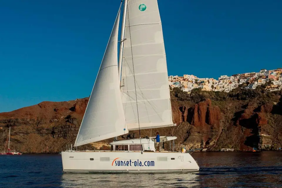 Santorini:Excursión privada en catamarán con barbacoa y bebidas ilimitadas
