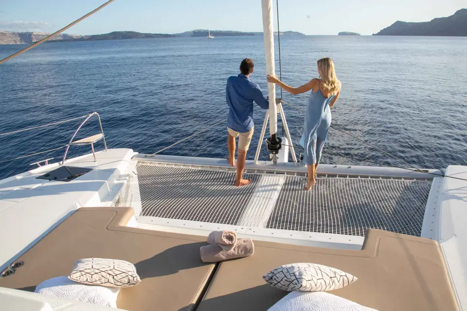 Santorini:Excursión privada en catamarán con barbacoa y bebidas ilimitadas