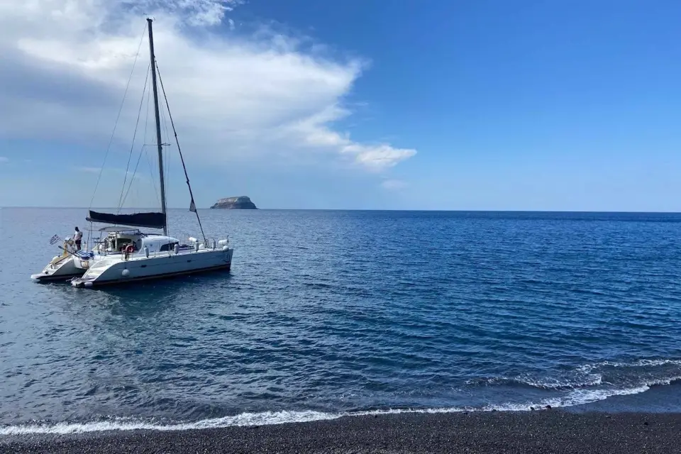 Santorini: Excursión privada en catamarán con comida y bebida