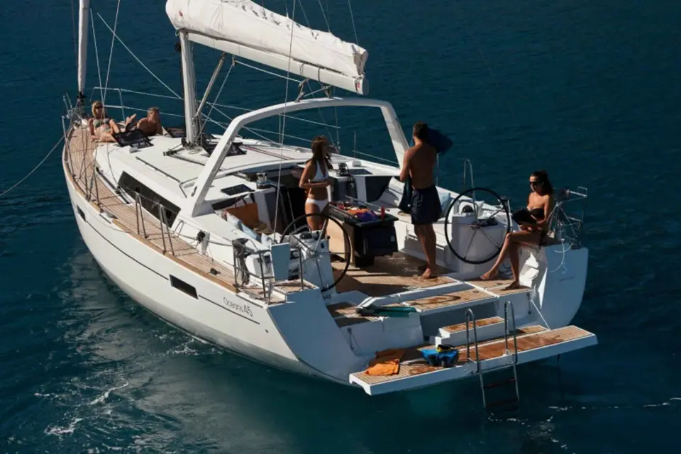 Santorini: Excursión privada en velero por la Caldera con barra libre y comida