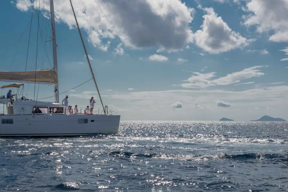 Santorini: Excursión en velero por la Caldera con almuerzo