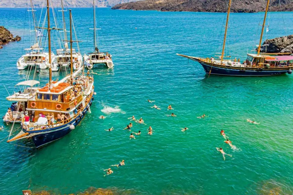 Excursión al Volcán de Santorini, Aguas Termales y Puesta de Sol en Oia